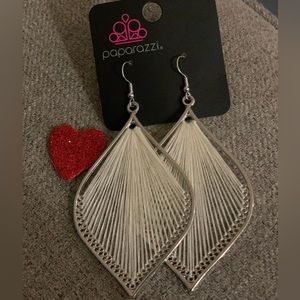 Paparazzi aretes largos con hilo blanco y color rosa